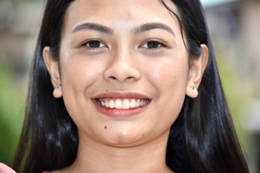 çekici Asyalı kadın gülümsüyor