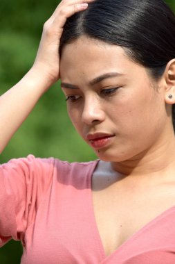 Endişeli Bir Asyalı Kadın