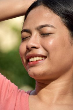 Düşünceli Genç Asyalı Kadın