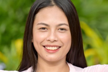 Gülümseyen bir Filipina erkek