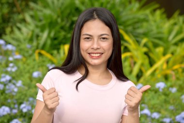 Bir Proud Filipina kişi