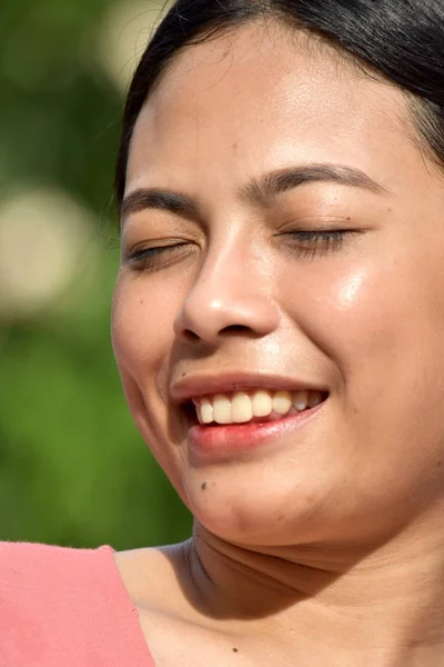 Youthful Filipina Woman With Eyes Closed — Stock Photo, Image