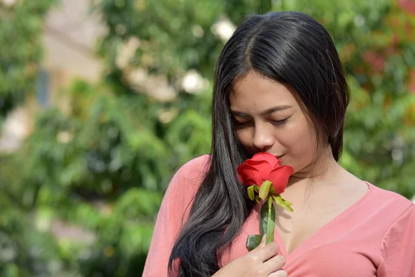 Poważne Filipina dorosły kobieta z kwiatów — Zdjęcie stockowe