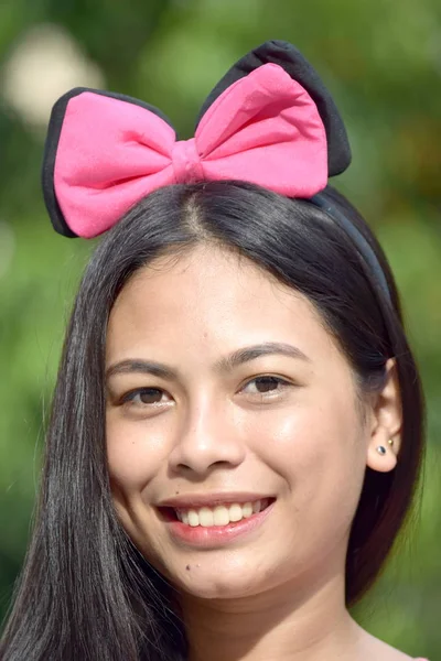 Mladistvý Filipina žena s úsměvem — Stock fotografie