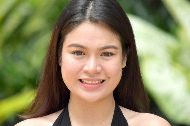 Gülümseyen bir çekici erkek