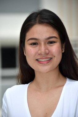 Gülümseyen Genç Asyalı kadın