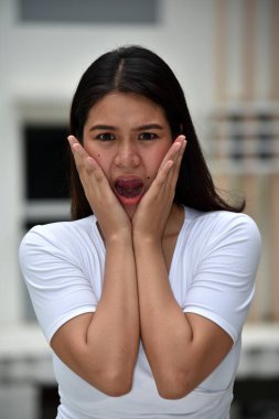 Ürküyor bir kadın kadın