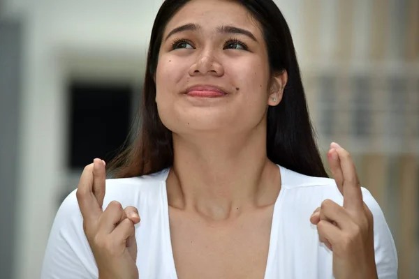 Пощастило молодий філіппінкі жінка — стокове фото