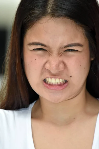 Estressado Jovem Filipina Feminino — Fotografia de Stock