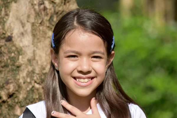 Католицька Азіатська дитина дівчинка студент і вдячність носити форму з ноутбуками — стокове фото