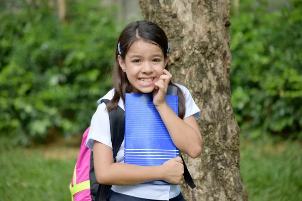 Siswa Cute Child Girl di Bawah Stress Memakai Seragam Sekolah — Stok Foto