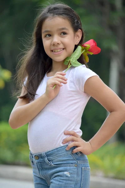 Щаслива Маленька меншина Жінка Між Трояндою — стокове фото