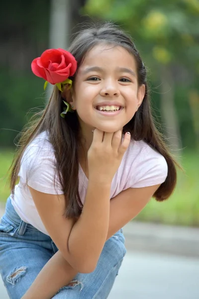 Мила різноманітна дівчина і щастя з квітка — стокове фото
