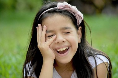 Farklı bir çocuk gülüyor