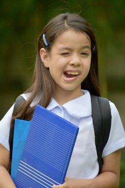 Katolik Azınlık Çocuk Kız Öğrenci Kitaplar ile Komik Yüzler yapma