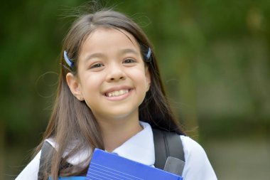 Gülümseyen Hazırlık Kız Öğrenci Not Defterleri ile Okul Üniforması Giyen