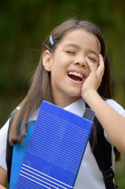 Kız öğrenci üniforma gülüyor