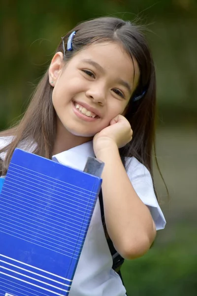 Jovem Filipina Estudante feminina e felicidade vestindo uniforme — Fotografia de Stock