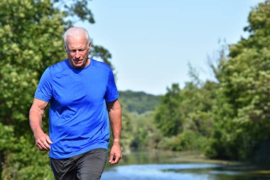 Erkek Yaşlı Nehir tarafından yürüyüş