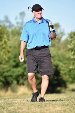 Golf Sahası Üzerinde Golf Club ile Gülümseyen Yaşlı Erkek Golfçü