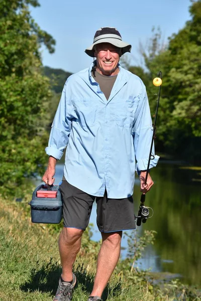 Felice pensionato persona con canna da pesca all'aperto — Foto Stock