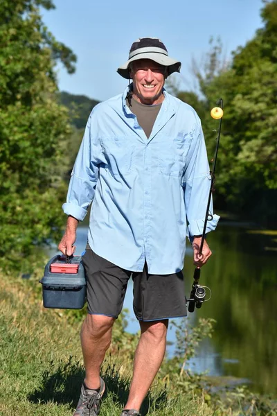 Bonne personne retraitée avec tige de pêche en plein air — Photo