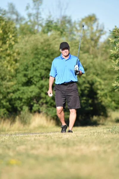 Onemotionele mannelijke golfer met Golf Club op golfbaan — Stockfoto