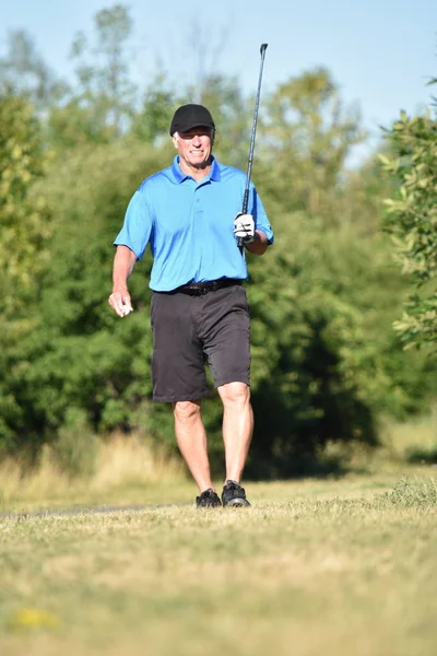 Serieuze volwassen mannelijke atleet met Golf Club op golfbaan — Stockfoto