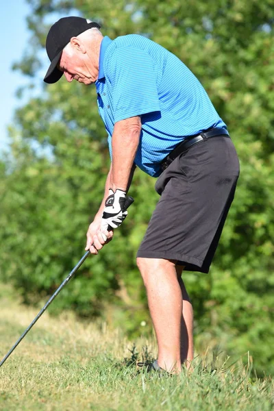 Volwassen mannelijke atleet trainen met Golf Club swingende — Stockfoto