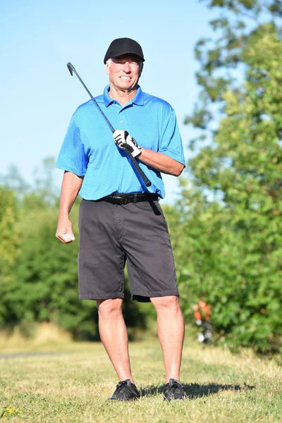 Poseren gepensioneerde volwassen mannelijke atleet met Golf Club — Stockfoto