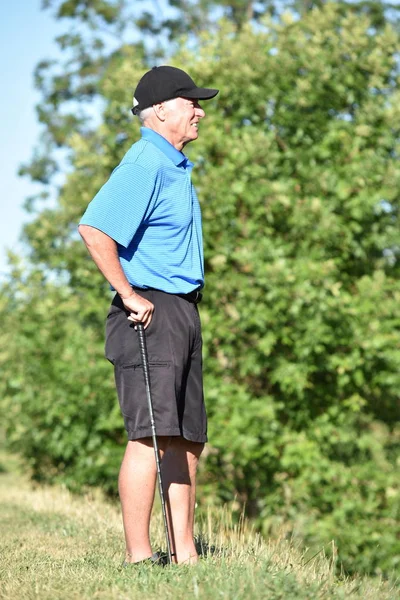 Serieuze volwassen mannelijke atleet met Golf Club — Stockfoto