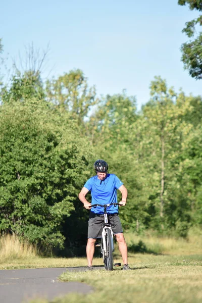 Triste atleta Retiree ciclista masculino Ejercicio — Foto de Stock
