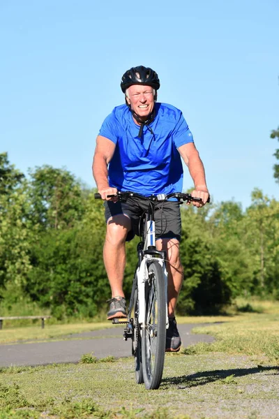 Atleta Retiree ciclista masculino Smiling Riding Bike — Foto de Stock