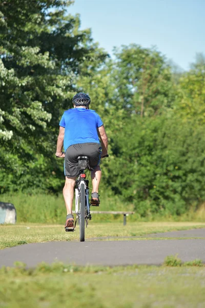 Retiree ciclista masculino y ejercicio Ejercicio — Foto de Stock