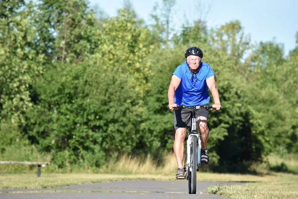 Ciclismo masculino adulto sin emociones — Foto de Stock