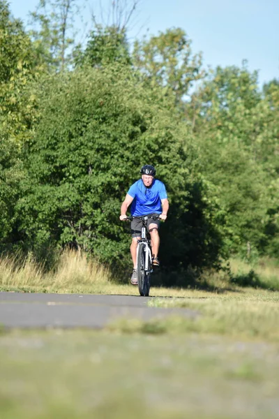 Atleta ciclista masculino y ciclismo de ejercicio — Foto de Stock