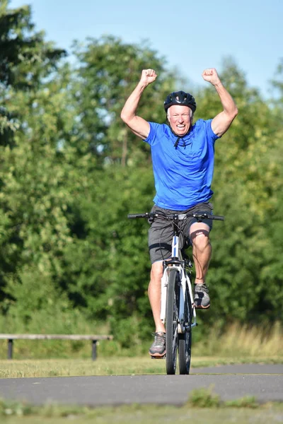 Atleta con éxito Jubilado Persona que usa casco Ciclismo — Foto de Stock