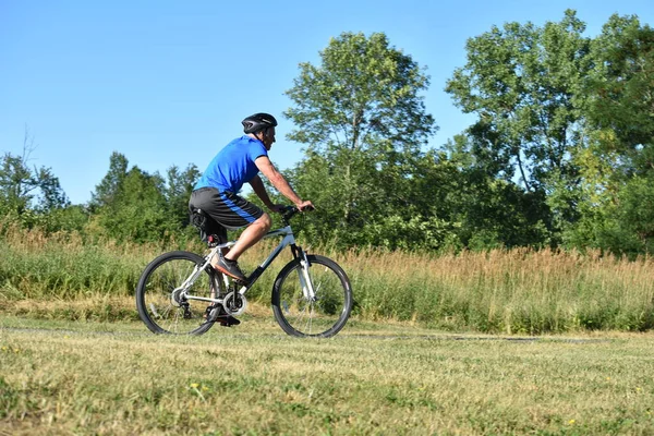 Atleta ciclista masculino haciendo ejercicio ciclismo — Foto de Stock