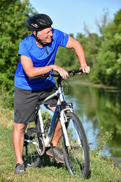 운동 선수 은퇴 남성 자전거 헬멧 승마 자전거를 입고 휴식 — 스톡 사진