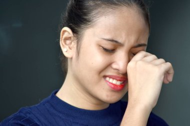 Ağlayan şirin erkek