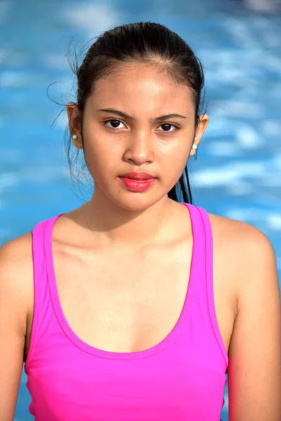 Asiática Fofa Asiática Juvenil Sentado Por Piscina — Fotografia de Stock