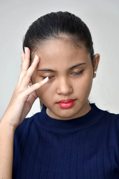 Genç Filipinli Kız Tek Başına — Stok fotoğraf