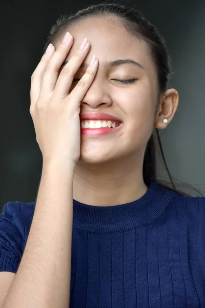 Menina adolescente bonita Rindo — Fotografia de Stock