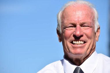 Gülen Yetişkin Kıdemli İş Adamı Yalıtılmış Kravat Giyiyor