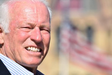 Gülümseyen yetişkin kıdemli erkek siyasetçi