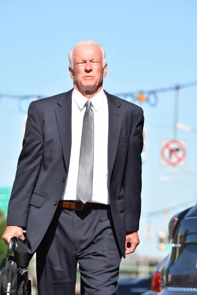 Unemotional Business Man befektetői viselése Business suit gyaloglás — Stock Fotó