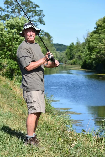 Feliz masculino pescador com pesca Rod ao ar livre — Fotografia de Stock