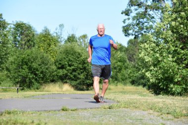 Mutlu Yaşlı Kişi Spor Ayakkabı Giyen Egzersiz