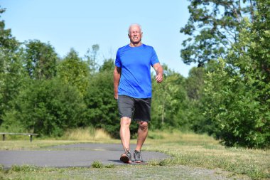 Yaşlı Erkek Spor Ayakkabı Yürüyüş Giyen