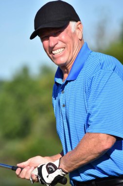 Golf Sopalı Atletik Bir Adamın Portresi